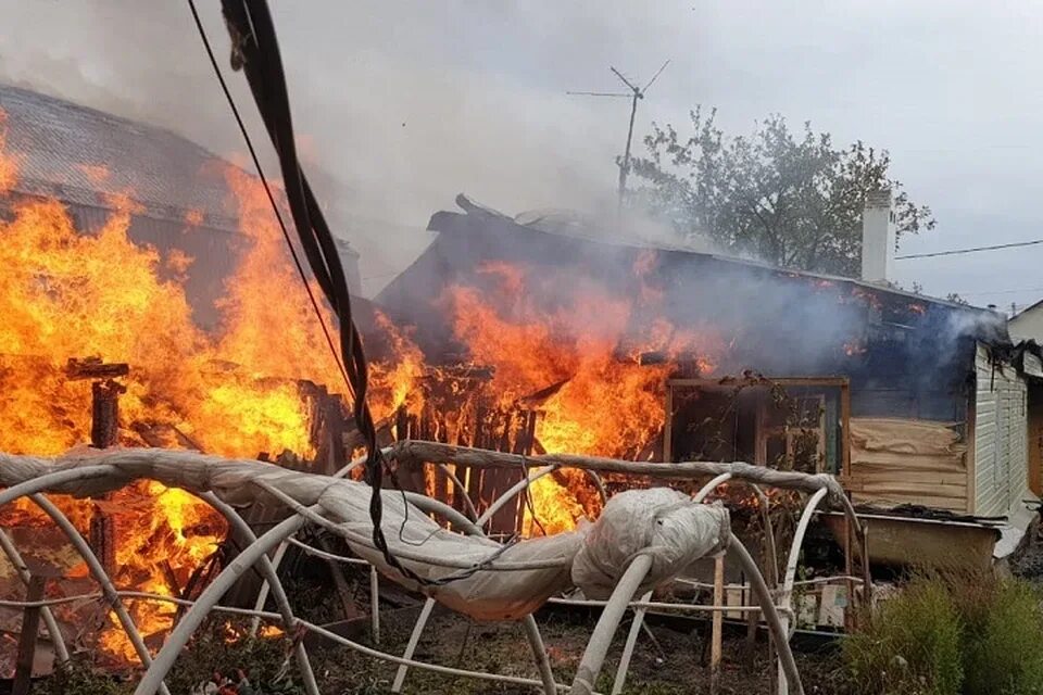 Пожар на Даурской Казань. Пожар на Казанском. Дом горит в Казанской Арчаде. Казань деревня Борисково. Спасся из горящей трои 4