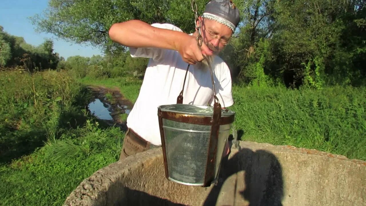 Г на ведро воды. Колодец с коромыслом. Коромысло с ведрами. Ведро воды в деревне. Человек с ведром.