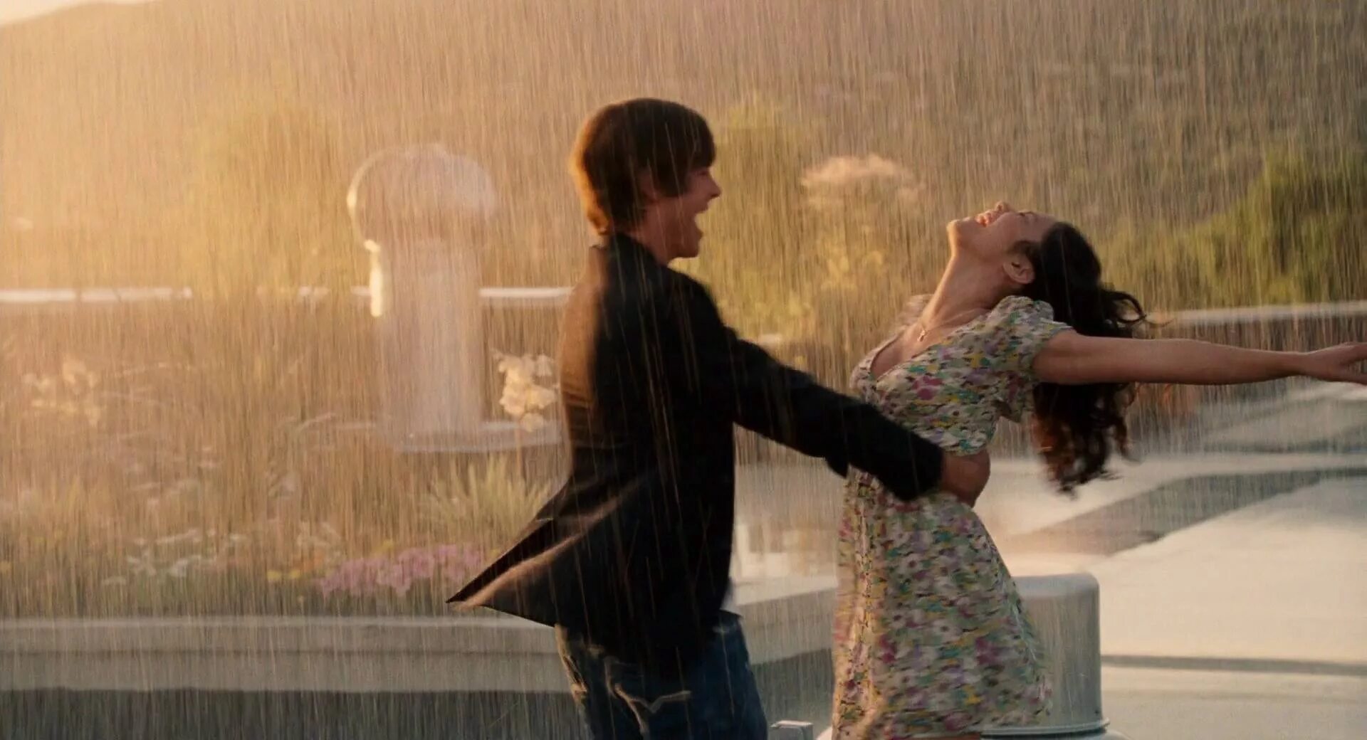 танцы под дождем влюбленных. пара танцует под дождем. песня танцы под дождем с тобой вдвоем. танцы под дождем. танцы под дождем.