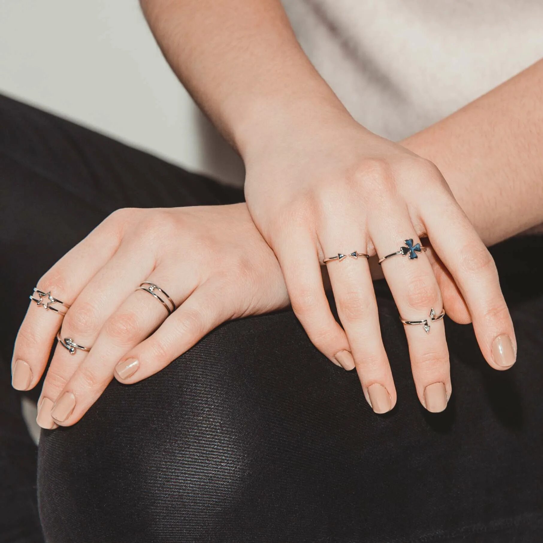 кольцо на безымянном пальце левой руки. кольца на указательном и безымянном пальце. кольцо на среднем пальце. широкое кольцо на безымянном пальце. кольцо с бриллиантом на пальце.