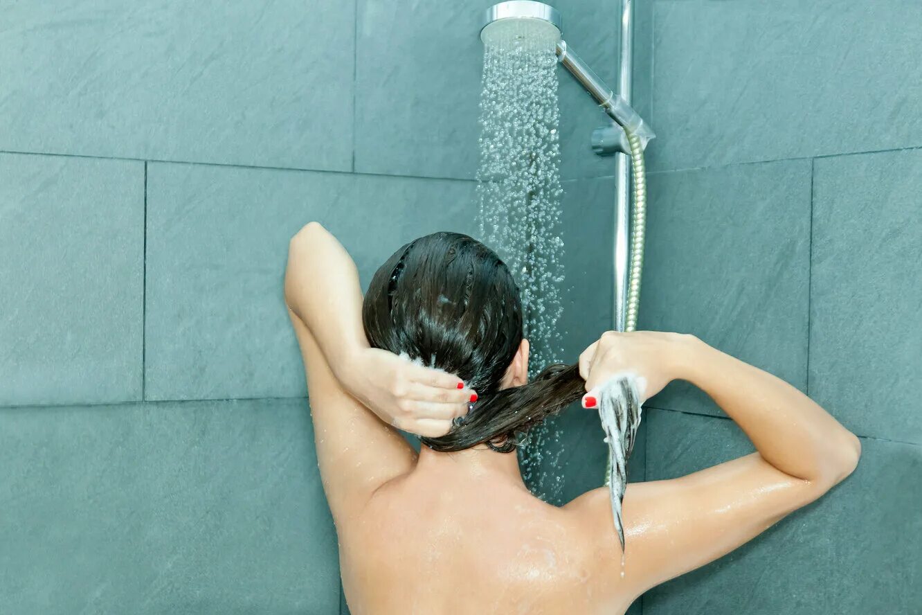 Покажи как женщины моются. Фотосессия в душе. Красивые девушки в душе. Девушки моются в душевой.