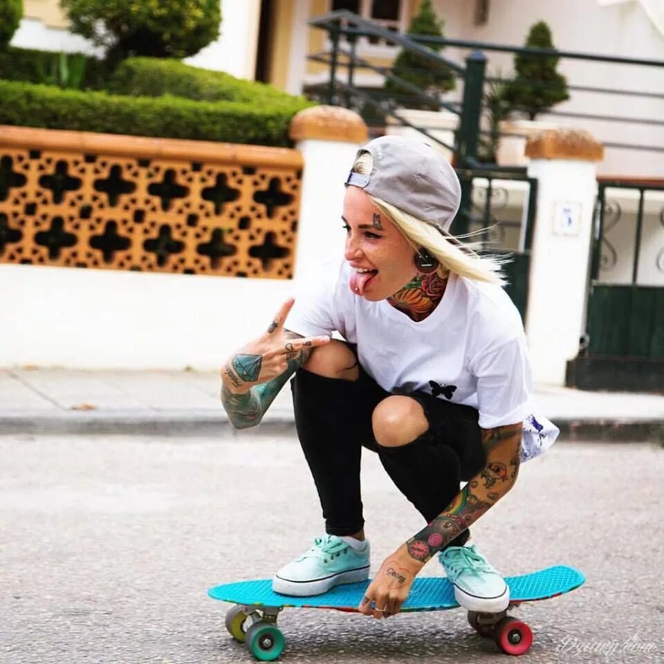 Скейтер герл стиль 2020. Скейтбордисты девушки. Скейтборд для девочек. Девушка со скейтом. Девушка скейтер.