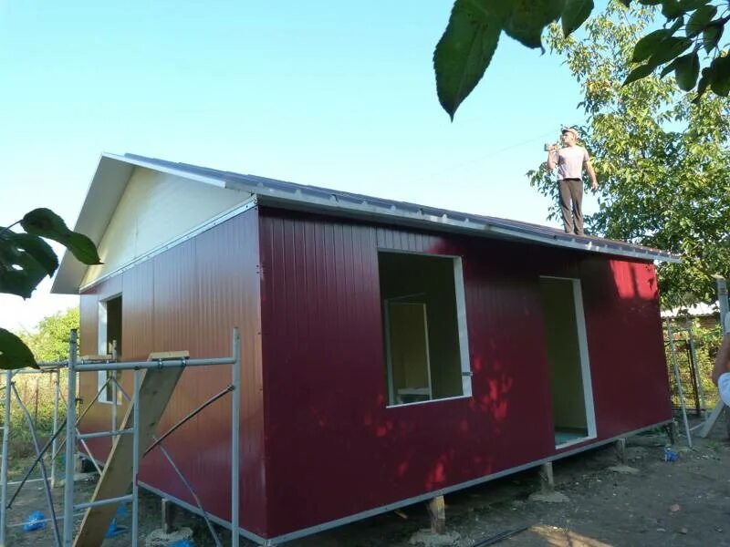 Дом из сэндвич панелей. Сэндвич панели осб. Сэндвич панели дом. Сэндвич панели дом. Домик из сендвичные панели.