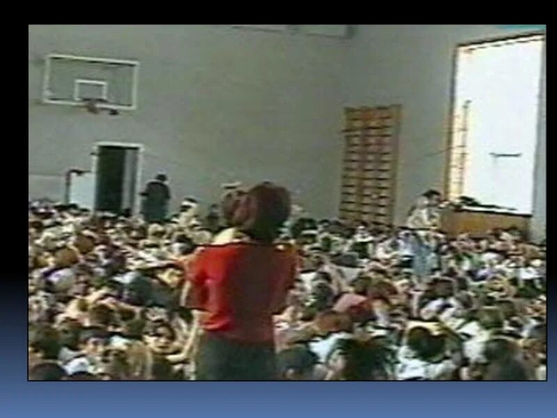 1 сентября захват школы террористами. В 2004 году захвачена школа в беслане. захват заложников в школе беслана. теракт в школе 1 сентября в беслане. школа беслан 2004 заложники.