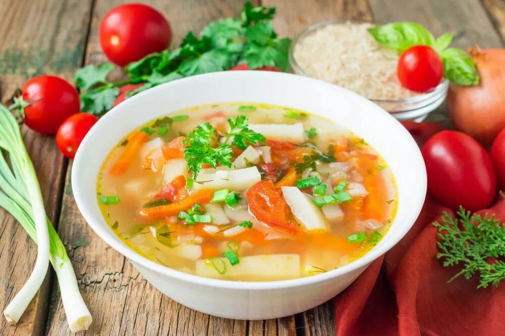 Суп с помидорами и картошкой. Суп овощной со звездочками. Куриный суп со звездочками. Похлебка картофельная с помидорами. Суп со шкварками.