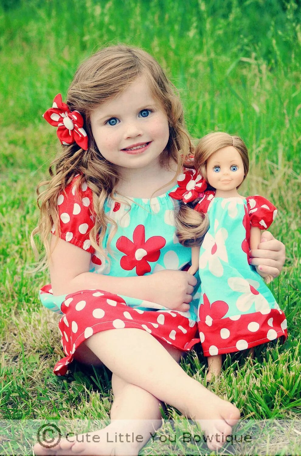 Дочка куколка. Куклы для девочек. Кукла дочка. Одинаковая для куклы и девочки. Дети играют в куклы.