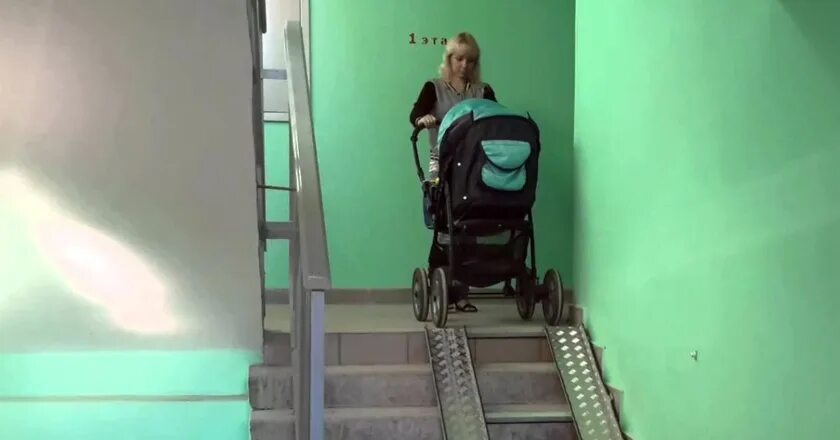 Коляски под лестницей в подъезде. Лестница для колясок. коляска в подъезде. съезд для колясок. спуск коляски по лестнице.