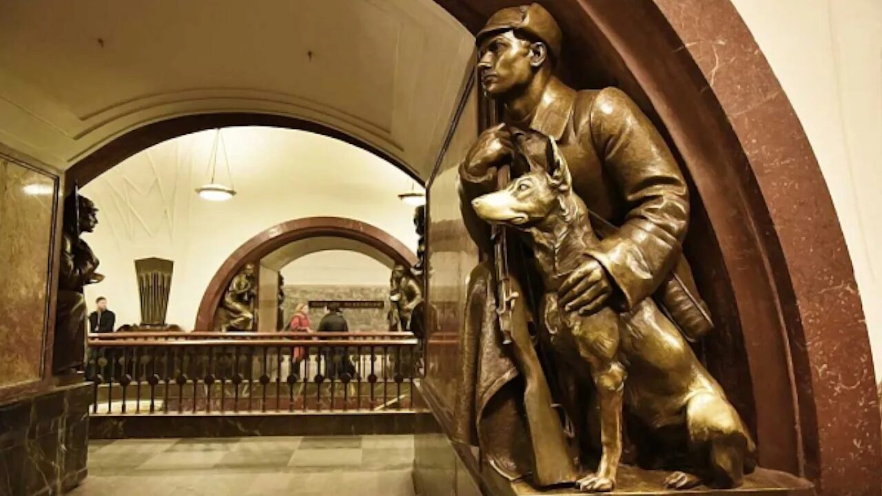 Скульптура белорусские партизаны метро белорусская. Скульптуры в метро. Метро площадь революции москва. Площадь революции олимпий рудаков. Московское метро станция площадь революции.