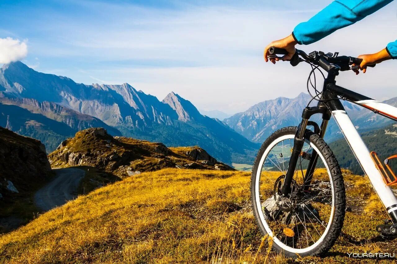 Велосипед рабочий. Mountain bike tourer. trek mtb. велосипед на фоне гор. велосипед в горах.