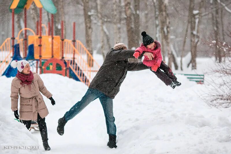 Прогулка февраль. Семейная прогулка зимой. прогулка на улице зимой. прогулка в парке зимой. люди в парке зимой.