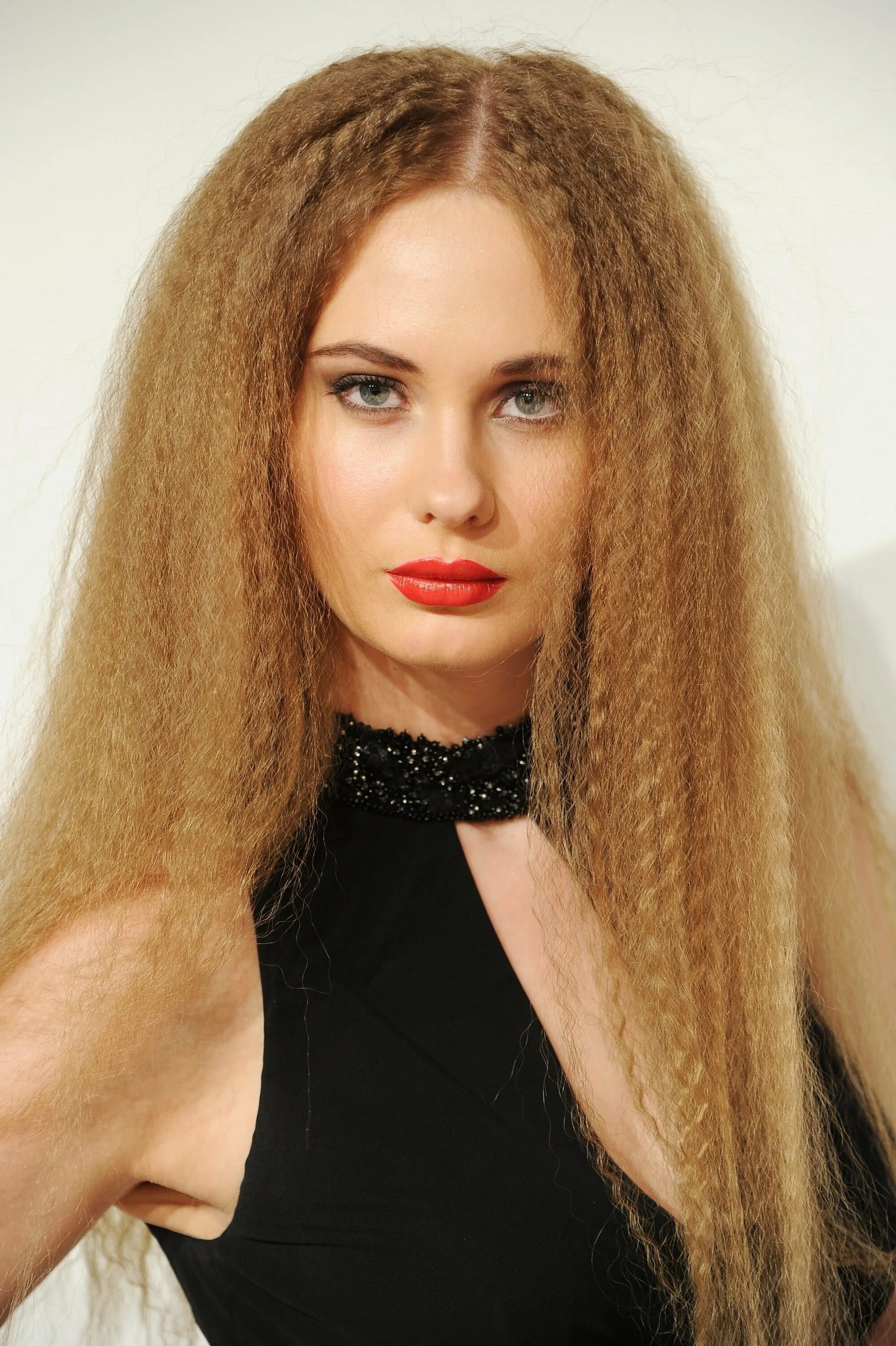 Гофре на волосах. Гофре прическа. Вафельница для волос прически. Гофре для волос прически. Гофре на волосах.