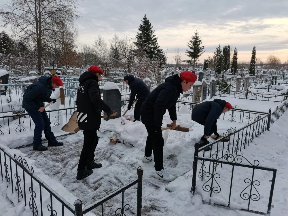 Снежный десант. Снежный десант 2023. Заснеженная могила. Акция снежный десант в школе.