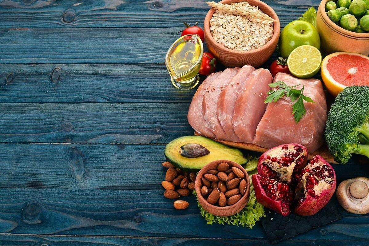 Нормальная е. Диетическая еда. Тарелка со здоровой едой. Сбалансированное питание. 4 июля - день фруктовых салатов картинки.