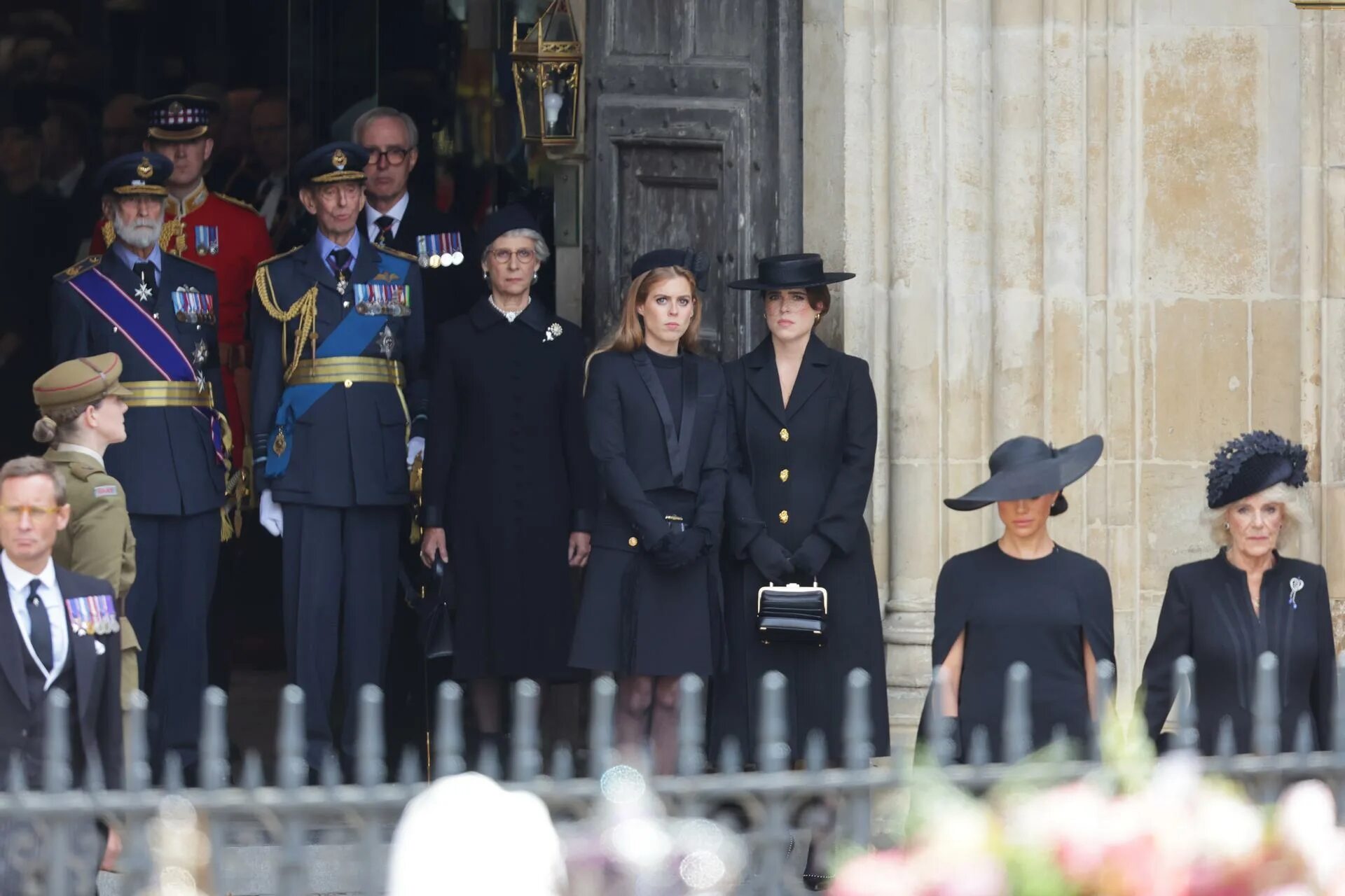 Принцесса Беатрис внучка королевы Великобритании. Похороны королевы Елизаветы Елизаветы 2. Принцесса Беатрис на похоронах Елизаветы.