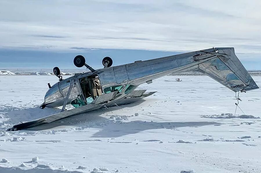 Сомалийский самолет после взрыва 2016г. Самолет вверх ногами. Перевернутый самолет. Самолет переворачивается. Самолет переворачивается.