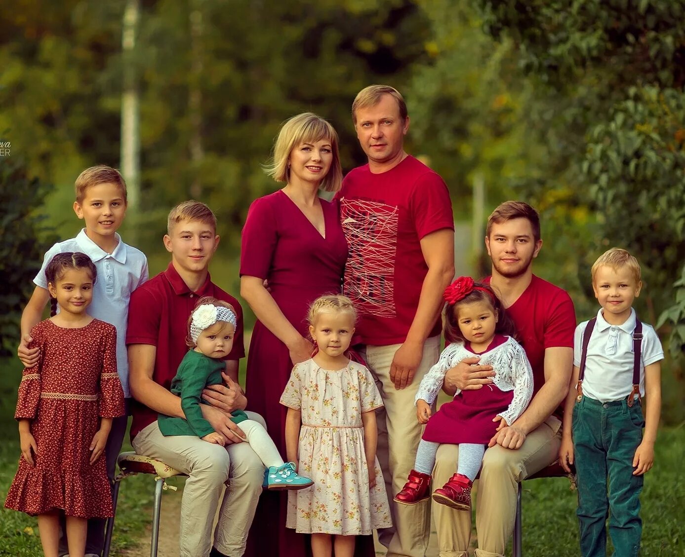 Какое получает семья многодетная. Многодетная семья. Многодетные семьи в России. Многодетные русские семьи. Российская семья.