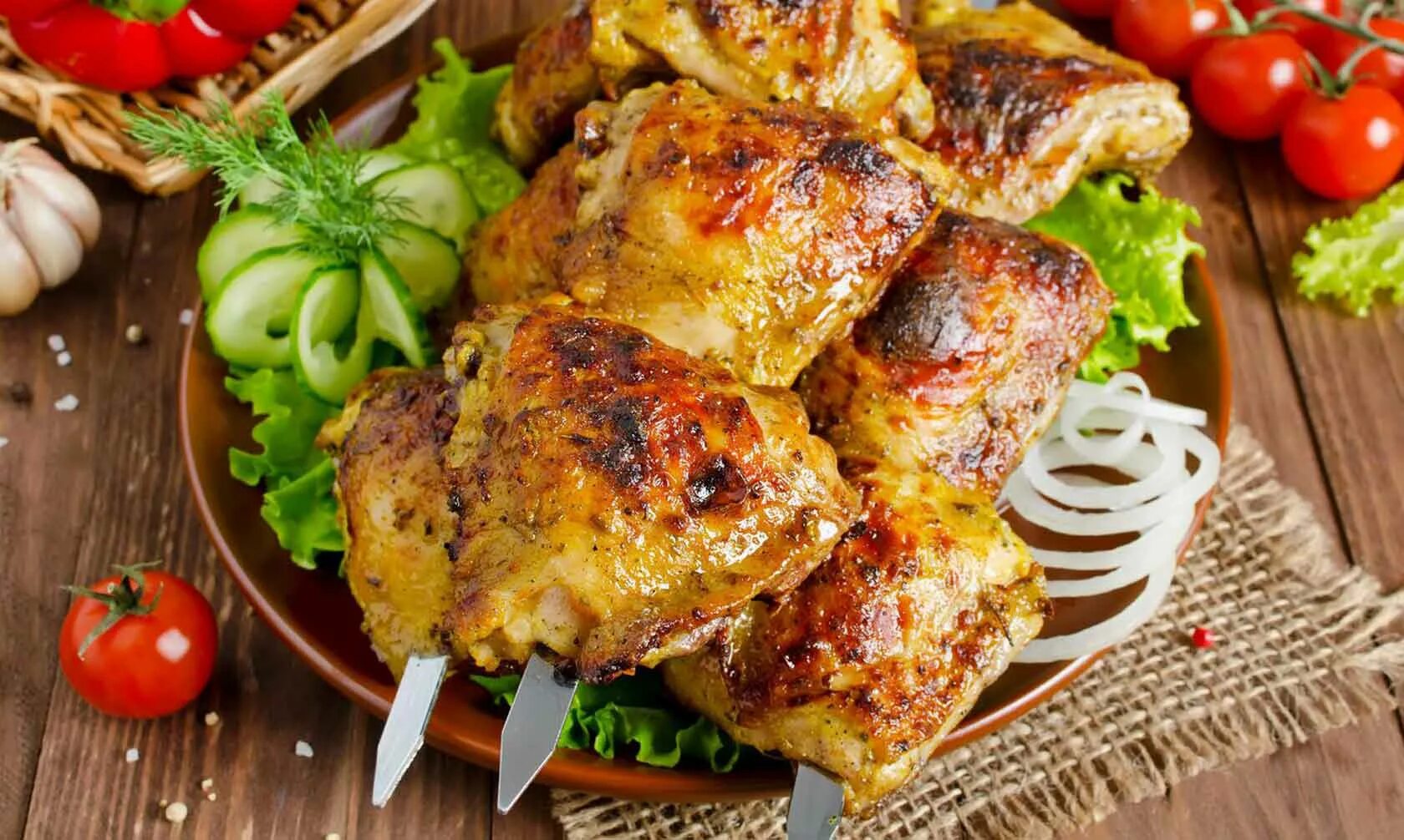 Шашлык из бедрышек. Бедрышки куриные шашлык. шашлык из бедра курицы. шашлык из куриных бедрышек. куриные бедрышки на гриле.