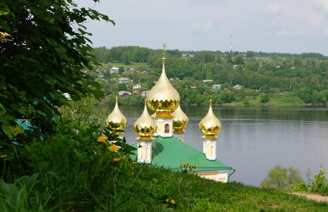 Золотые маковки песня слушать. Золотые маковки церквей над рекою. Плёс золотые купола. Золотые маковки церквей. Купола церкви вдалеке Вологда.