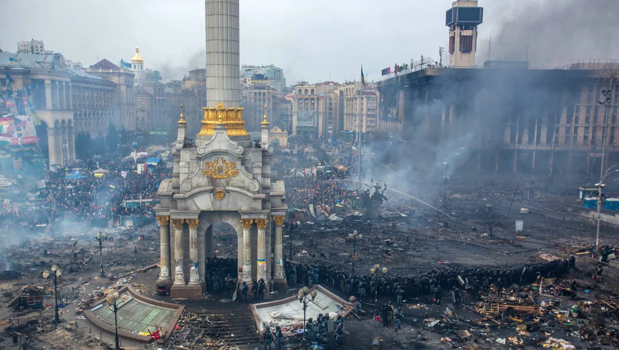 Майдан 2014 кратко и понятно. Киев площадь независимости Евромайдан. Майдан Незалежности Киев 2014. Площадь независимости Киев 2014. Майдан 2014 площадь независимости.