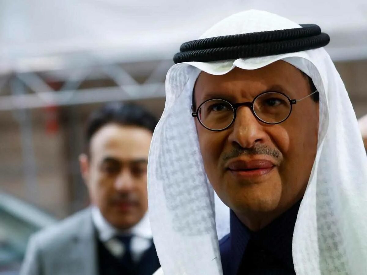 Принц Абдулазиз Бин. Министр энергетики Саудовской Аравии. Абдель Азиз Бен Салман Аль Сауд министр энергетики. Министр энергетики Саудовской Аравии принц Абдулазиз курит. Саудовская аравия опек