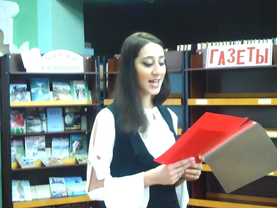 вечер портрет в библиотеке