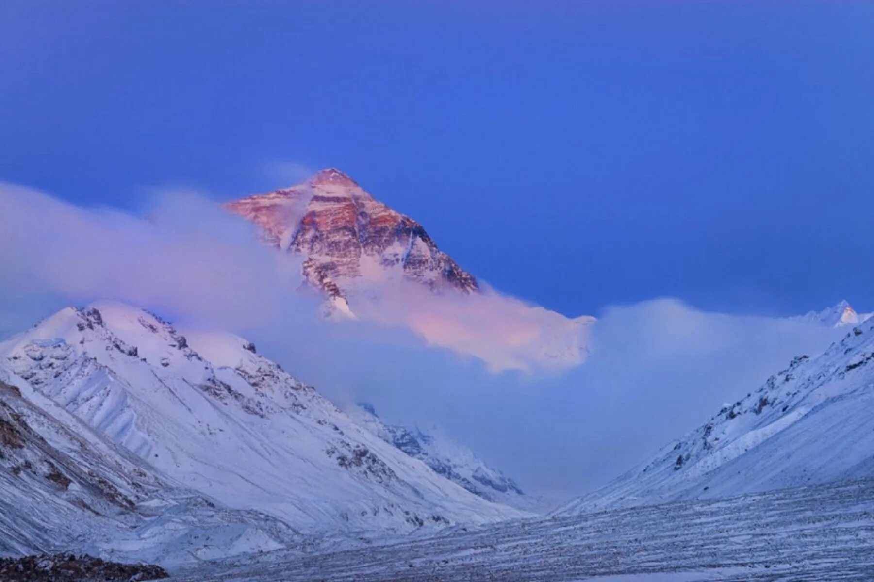 Какие горы самые высокие в мире. Эверест Джомолунгма. Высочайшая вершина мира — Джомолунгма. Джомолунгма (Эверест — высота 8 848 м). Эверест высокая гора.