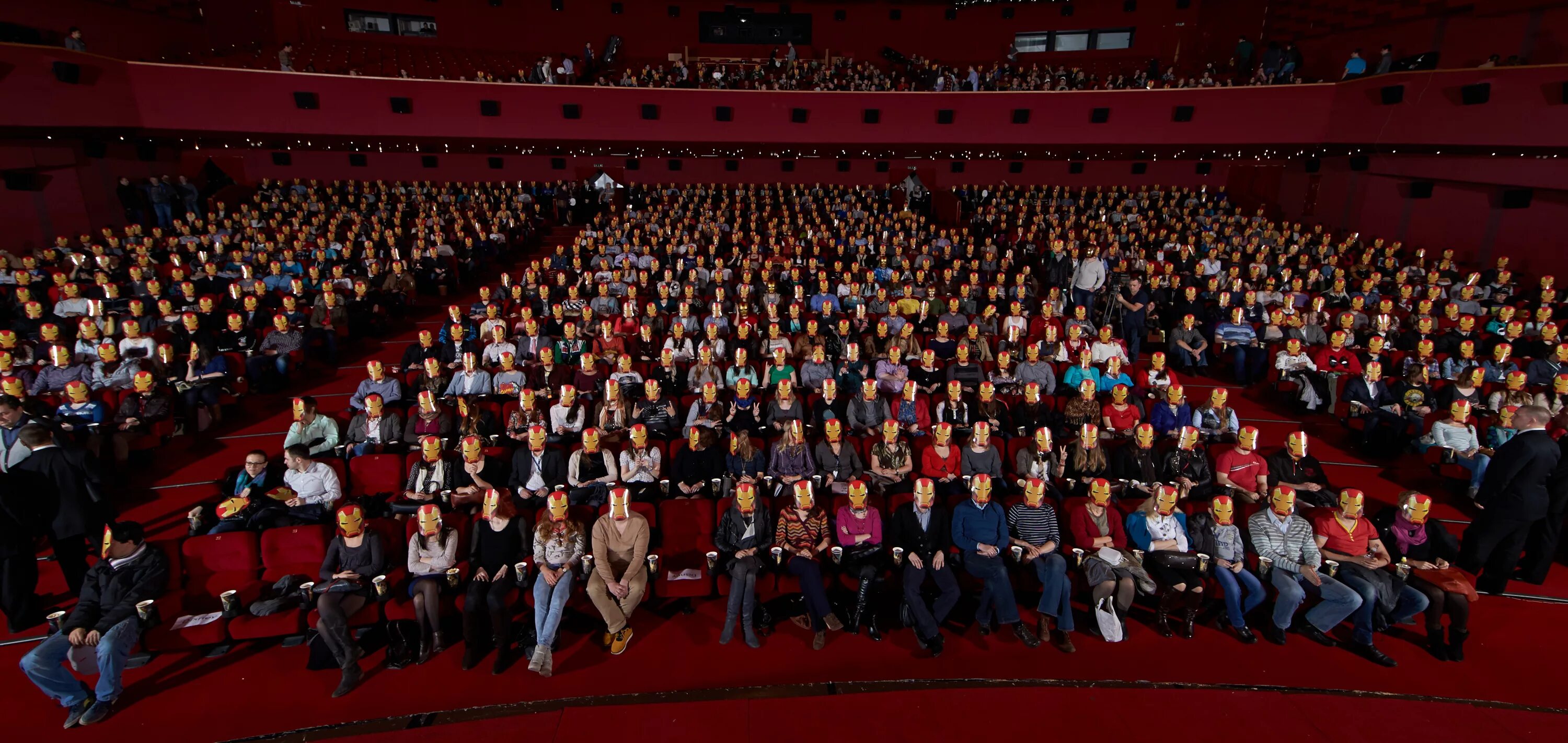 3 октября 2014. Зрительный зал с людьми. Зал со сценой. Полный зал людей. Сцена и полный зал.