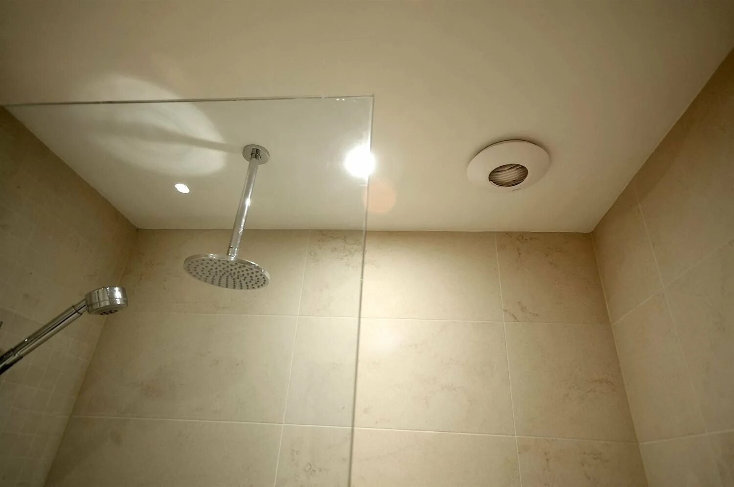 Вентиляция натяжной в ванне. Вытяжка в потолке в ванной. Потолочная вентиляция в ванной. Вытяжка в подвесном потолке в ванной. Вытяжка в ванную в натяжной потолок.