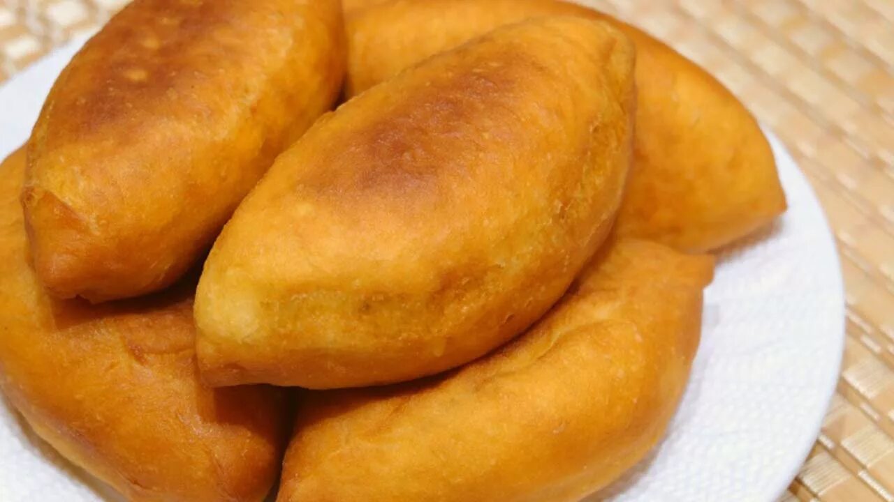 Пирожки жареные. Пирожки с мясом. Пирожки во фритюре. Пирожки с мясом жареные