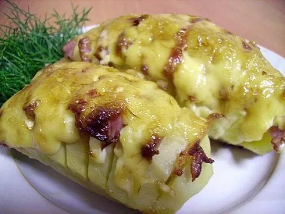Грудка с картошкой в духовке. Картошка с грудинкой и сыром в духовке. Вторые блюда. Картошка с куриной грудкой в духовке. Куриная грудинка картошка.
