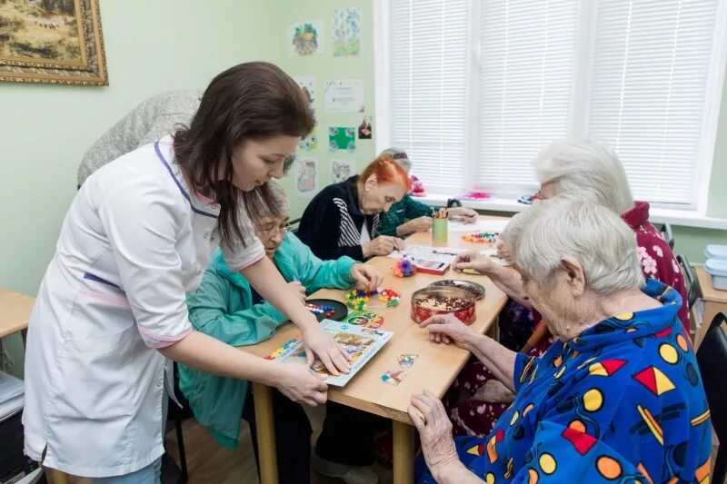 Социального обслуживания волгоград. Гериатрическое отделение. Гериатрический центр для пожилых. Центры долголетия в Волгограде. Гериатрическое отделение Волгоград.