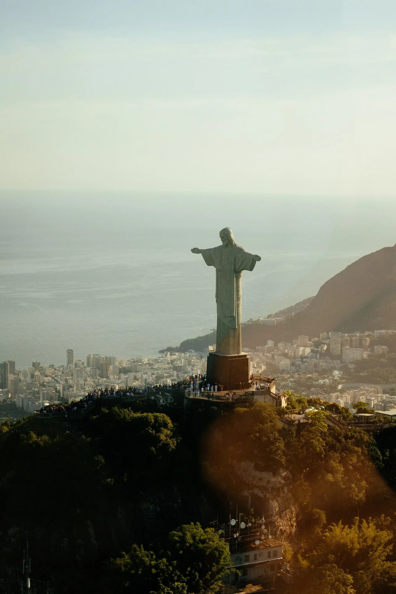 Рио де жанейро 3. Статуя в Рио-де-Жанейро. Статуя Христа в Бразилии. Гора атис в Армении статуя Иисуса Христа. Центр Бразилии Рио де Жанейро.