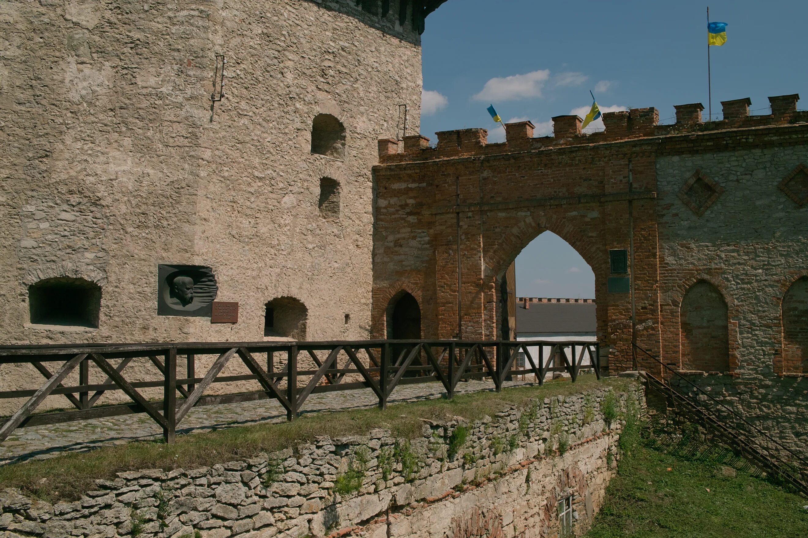 Крепость в чиназе. Раквере заповедник. Цитадель нарын-кала дербент. Крепость в сирии де шевалье. Дербент крепость 2022.