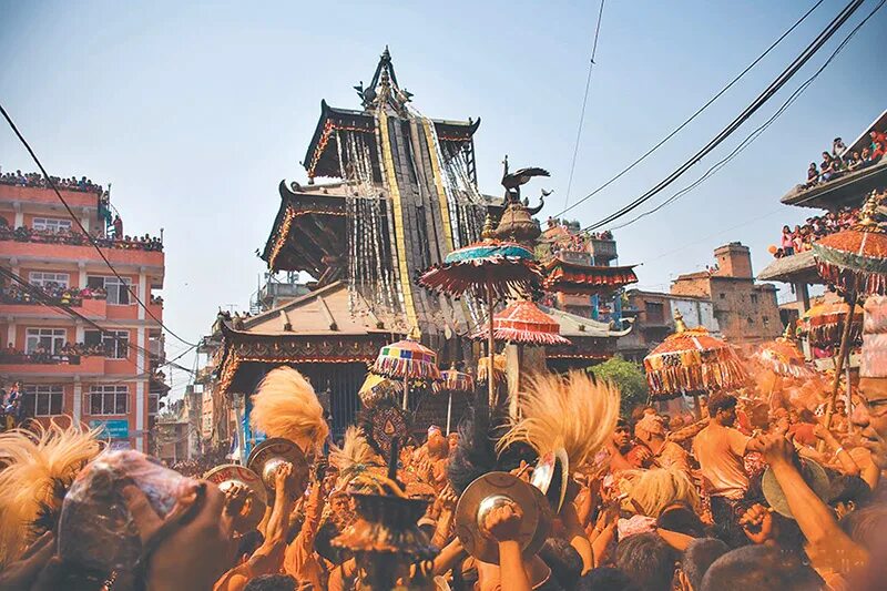 Бискет джатра. Бхактапур непал фестиваль. фестиваль bisket jatra. непал индра джатра.