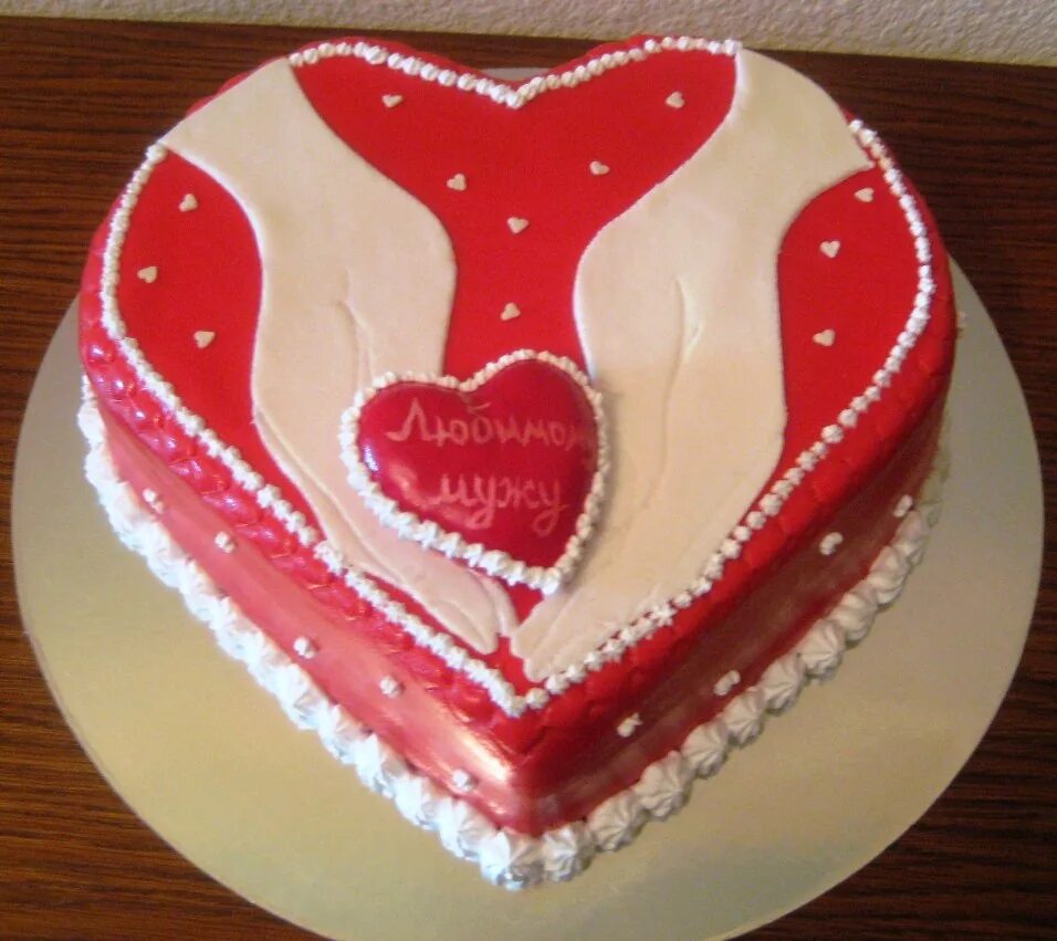 Торт с сердечками. Торт на 14 февраля. Украшение торта на 14 февраля. Торт на день влюбленных. Идея торта на день влюбленных.