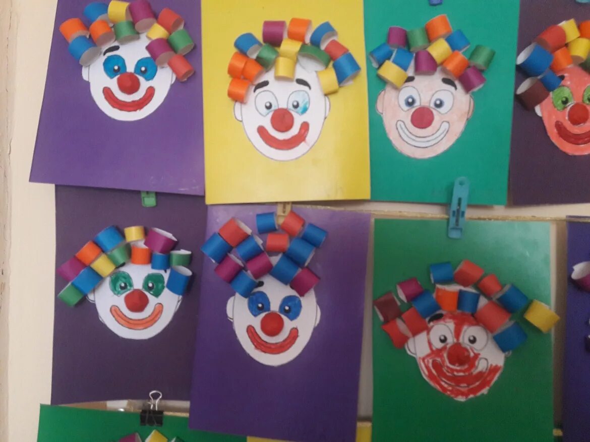 Поделки к 1 апреля в детском саду. Поделка клоун из цветной бумаги. Клоун аппликация для детей. Поделки на день смеха. День смеха поделки в детском.