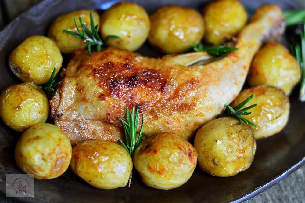 Окорочка на противне с картошкой. Куриные окорочка в духовке. окорочка с картошкой в духовке с хрустящей корочкой. куриные окорочка в духовке с хрустящей корочкой с картошкой. куриные окорочка с картошкой в духовке.