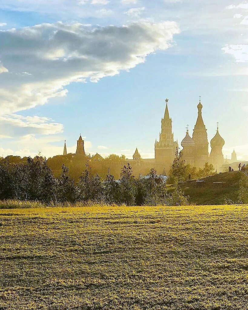 Кремль рассвет. Рассвет в Москве. Утро в Москве. Солнечный день в Москве. Песня утро москва