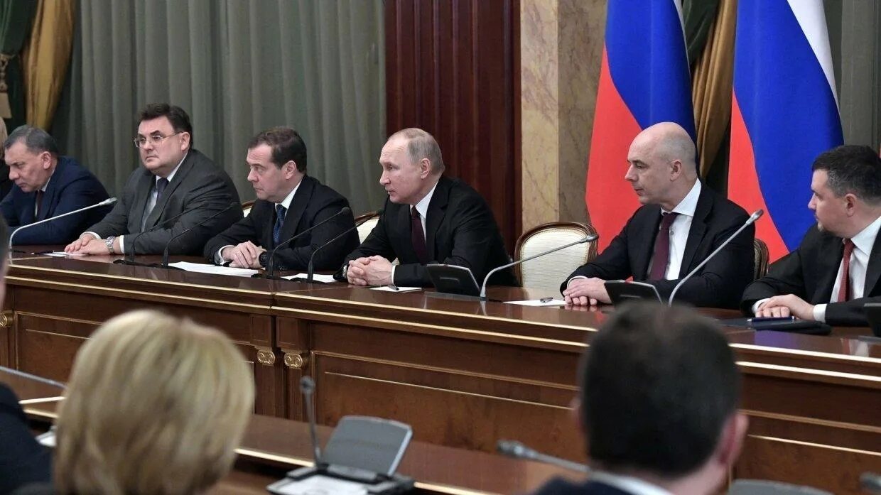 Отставке российского правительства. Заседание правительства РФ С Путиным.