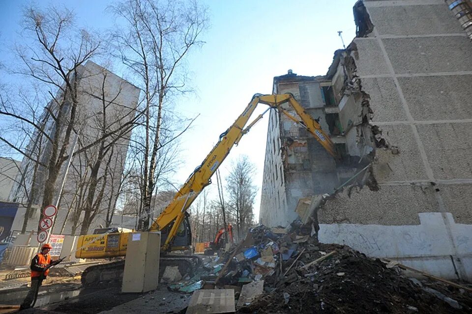 Как сделать снос дома. Снесенные пятиэтажки в москве. сносят хрущевку в москве. реновация в москве снос. снос панельного здания.