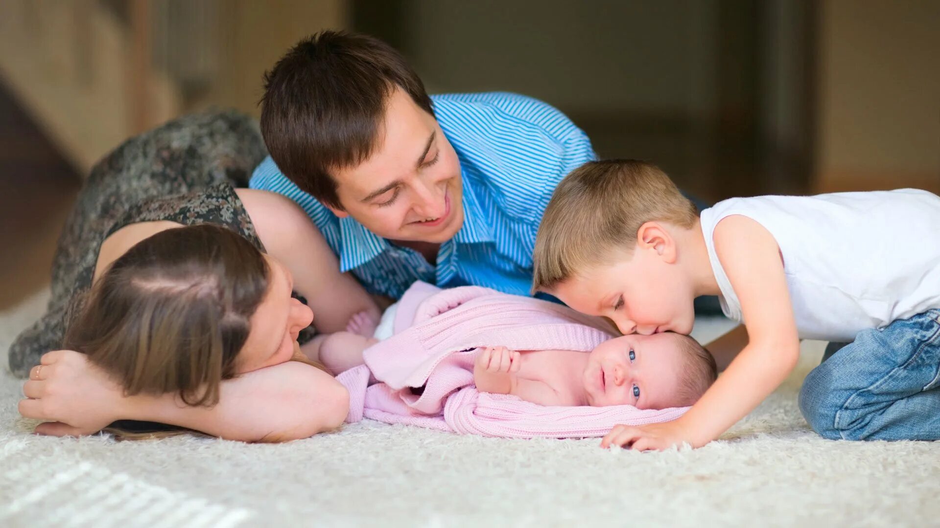 Счастливая семья. Мамы папы дочки сыновья занимаются. Счастливая семья с малышом. Счастливая семья с малышом. Родители и дети.