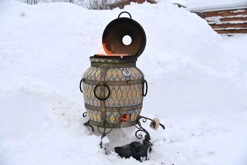 Тандыр зимой. Тандыр арарат. Тандыр на дровах. Беседка с тандыром. Тандыр зима люди.