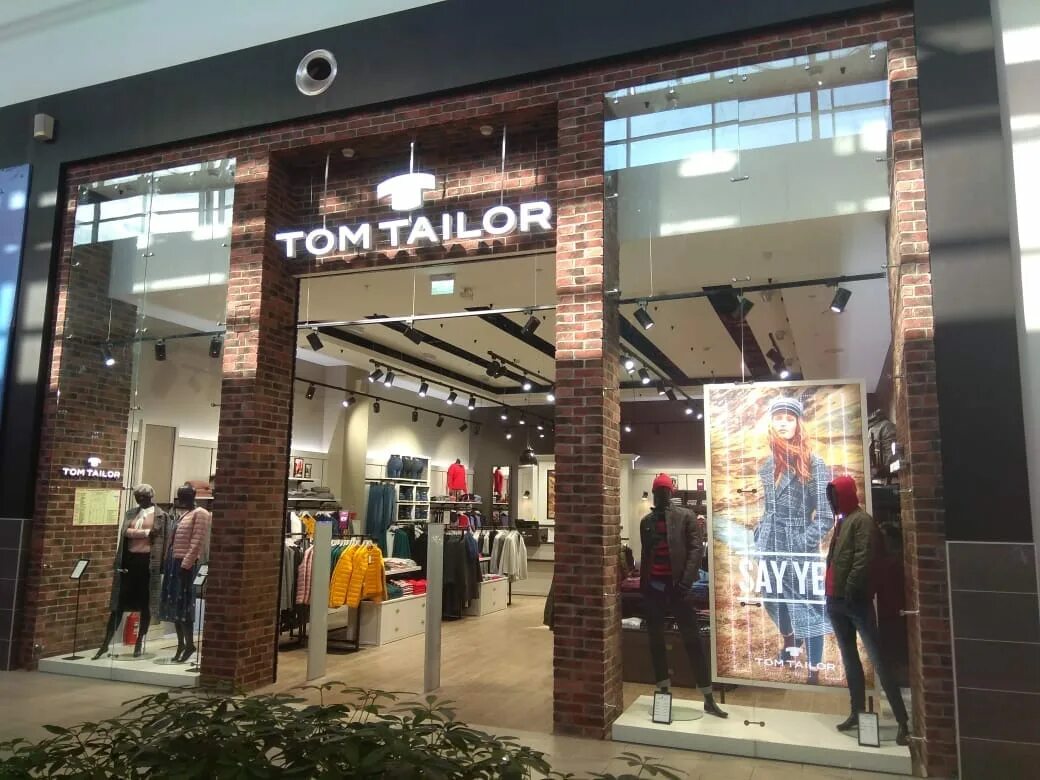 Tom taller. Tom Tailor СПБ. Tom Tailor ТЦ мега. Tom Tailor одежда. Магазин том Тейлор МЕГАМАГ.