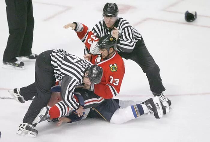 Драка хоккеистов. Эвандер кейн драка. Джером игинла драка. Кэм тэлбот вратарь эдмонтон. Драка хоккеистов.