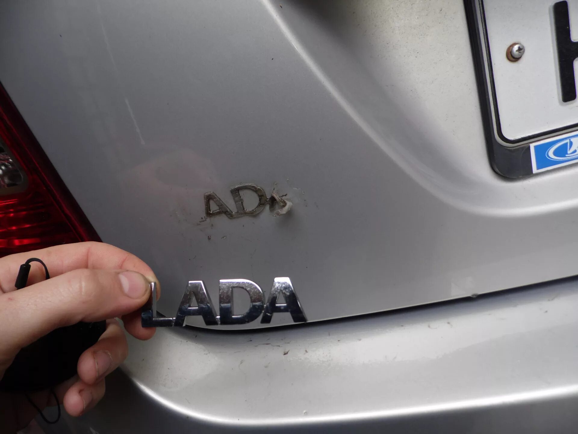 Как снять значок гранта Замена значка Автоваза на чёрный цвет Lada Гранта (2G) FL, 1,6 л, 2019 года ак