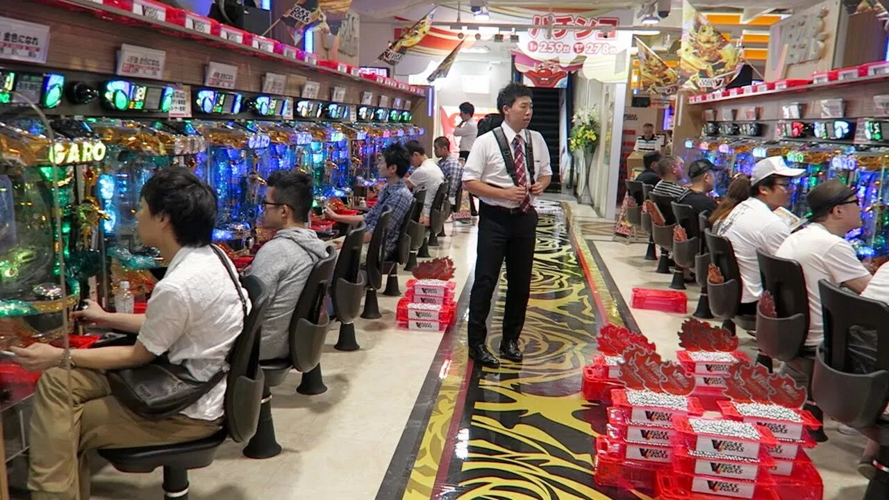 Казино в Токио. Автоматы в Токио казино. Подземное казино. Казино Япония работники.