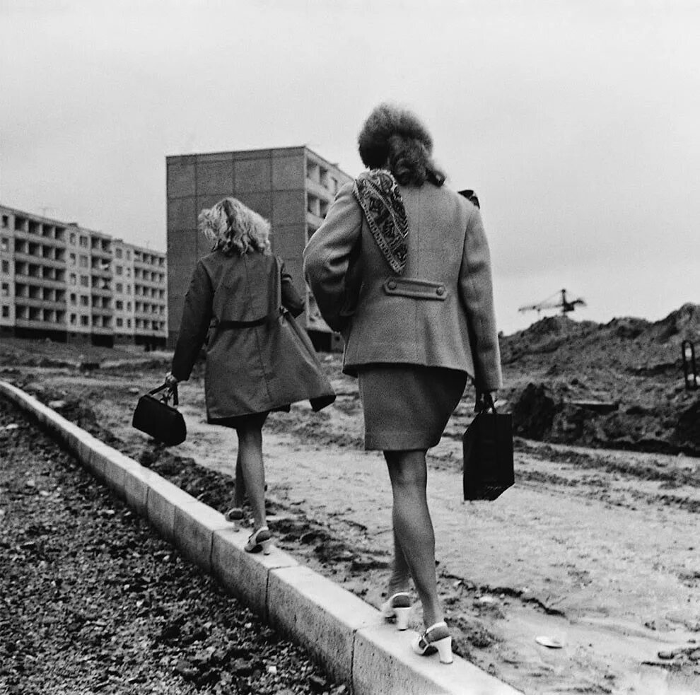 Антанас Суткус фотограф. Тротуар, Вильнюс, 1976. Фотограф Антанас Суткус. Литовский фотограф Антанас. Суткус Антанас люди Литвы.