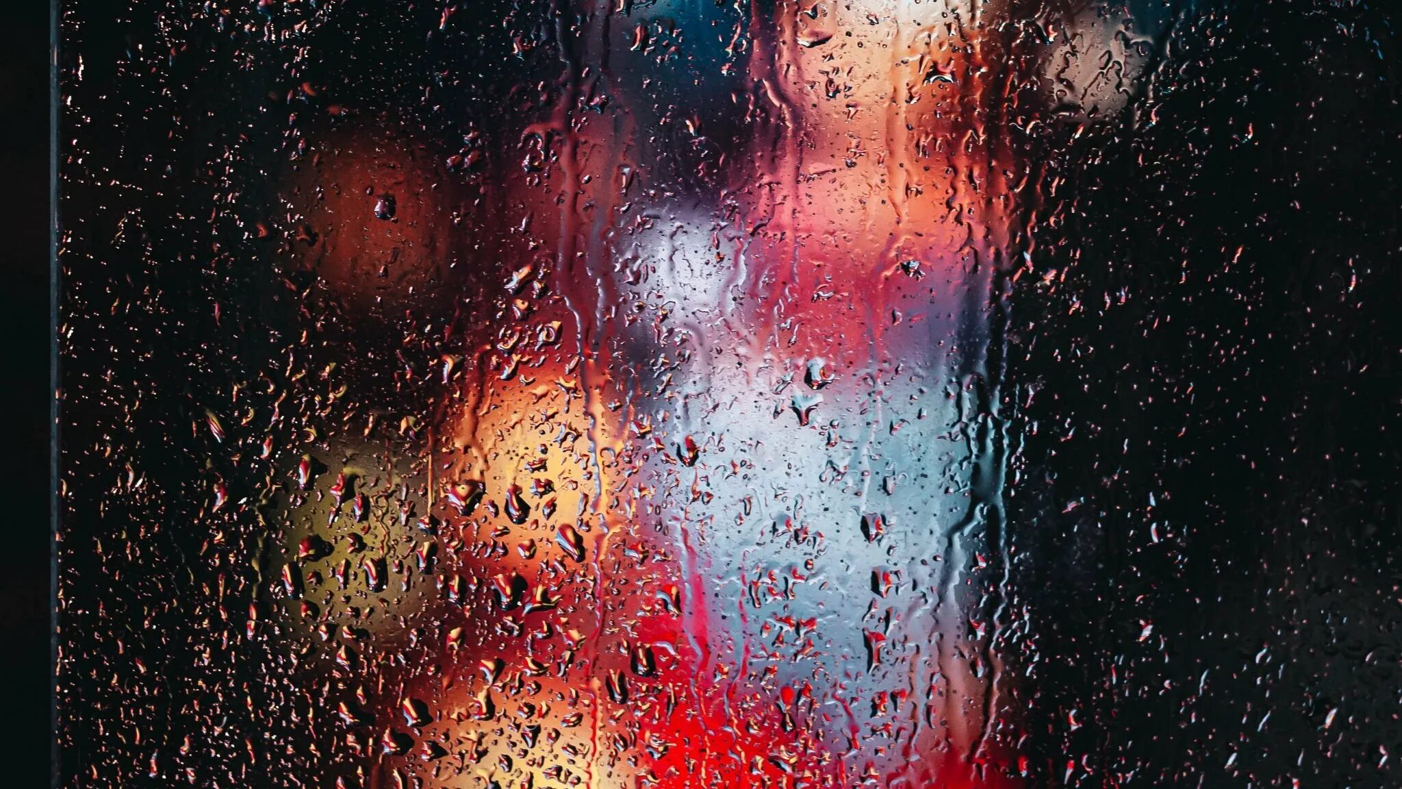 Запотевшее стекло дождь. Капли на стекле. Фон мокрое стекло. Капли дождя на стекле. Текстура стекла.