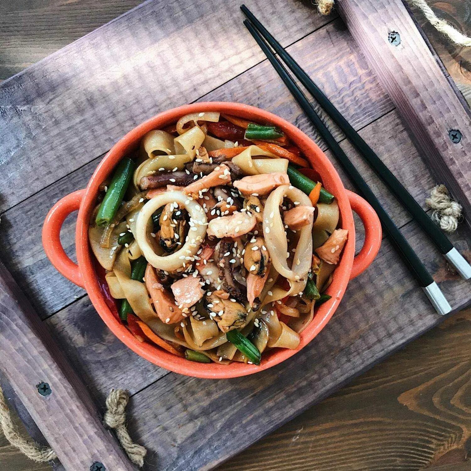 Лапша вок рецепт с курицей и овощами. Лапша вок соба. вок удон. лапша удон wok. лапша wok с морепродуктами.