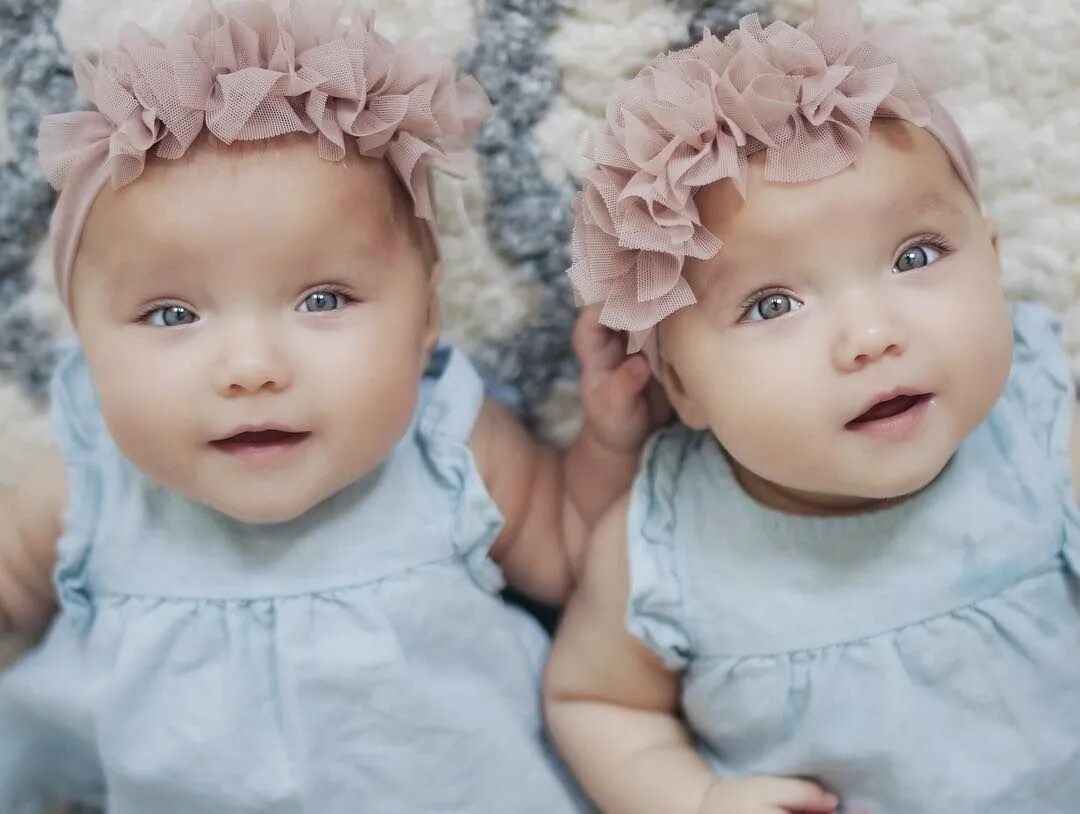 Двойняшки картинки девочка и мальчик. Двойняшки. Двойняшки девочки. Красивые дети двойняшки. Фотосессия двойняшек.
